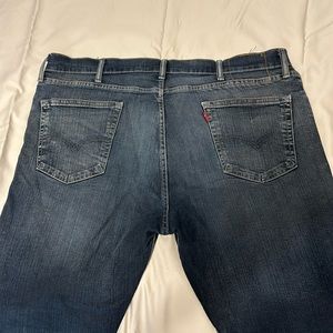 Men’s Levi’s dark wash with distressing size 40 x 32 excellent condition